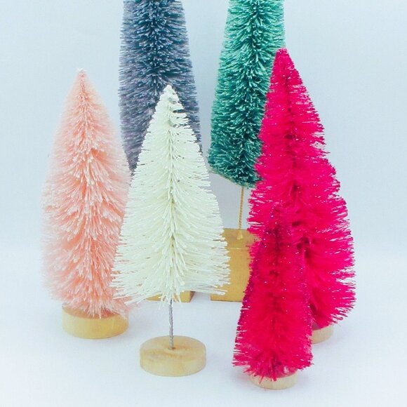 Set Of Vtg 6 Bottle Brush Christmas Trees Pink White Red Green Gray Wooden Bases - Picture 2 of 4